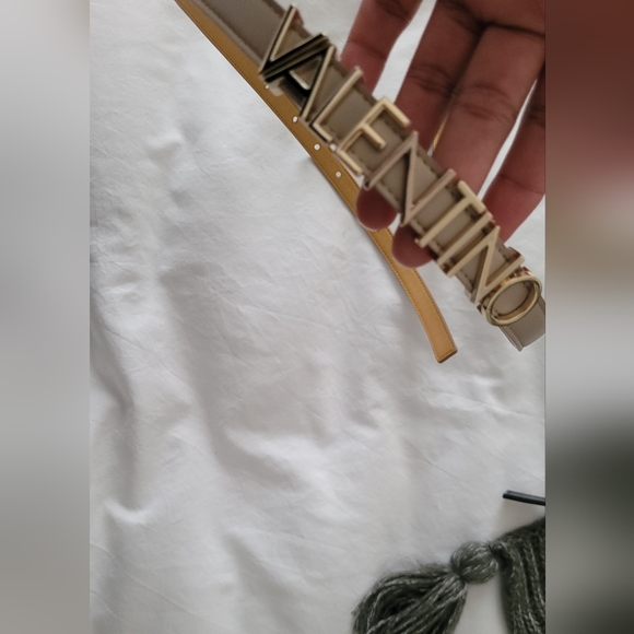 AUTH VALENTINO SHINNY BELT - Picture 2 of 8